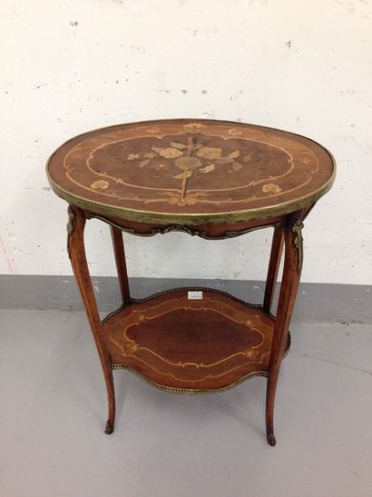 Petite table à entretoise en marqueterie...