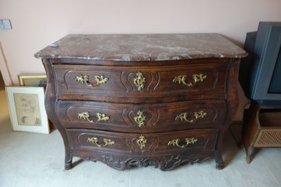 Commode tombeau en bois naturel mouluré et...