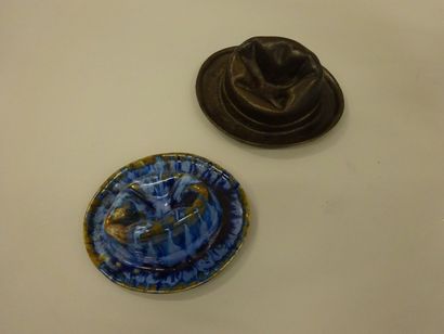 Deux cendriers en forme de chapeaux cabossés...