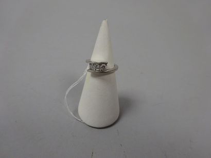 Bague en or gris (750) à motif retenant une...