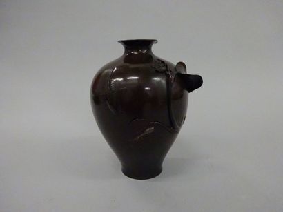 JAPON
Vase piriforme à col resserré évasé...