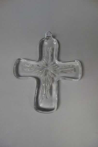 DAUM
Croix en cristal, signée.

19,5 x 17...