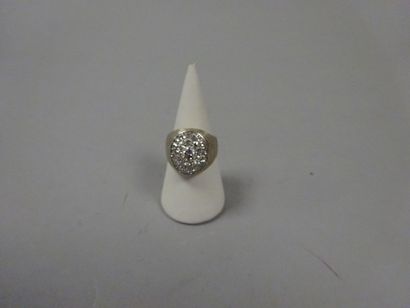 Bague de forme chevalière en or gris (750)...