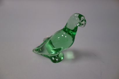 BACCARAT
Perroquet en cristal vert, signé.

H....