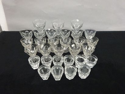 BACCARAT
Partie de service de verres en cristal...