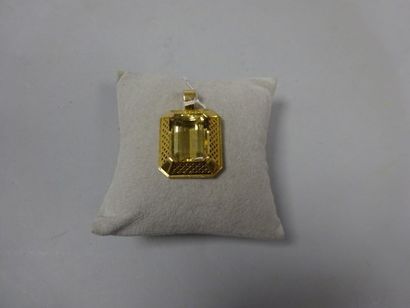Pendentif monture en or jaune (750) à pans...
