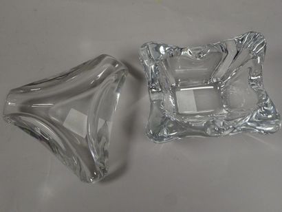 BACCARAT France
Deux cendriers en cristal,...