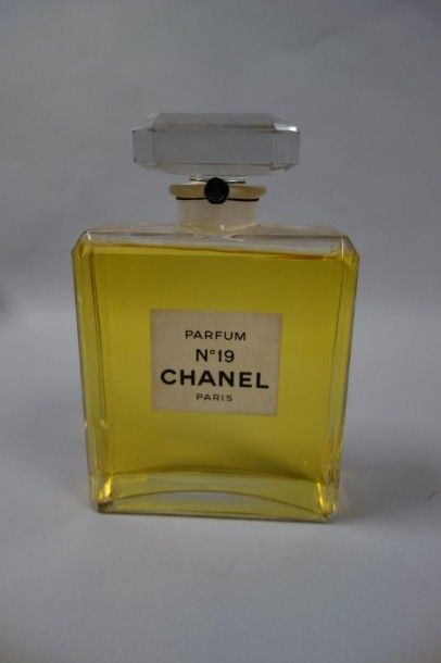 CHANEL
N°19.

Flacon de parfum factice.

26,5...