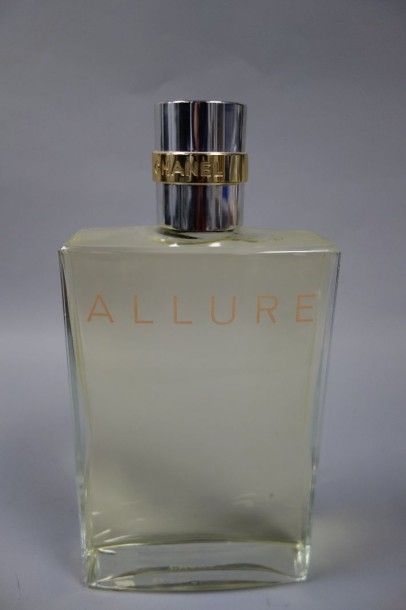 CHANEL
Allure.

Flacon de parfum factice.

33,5...