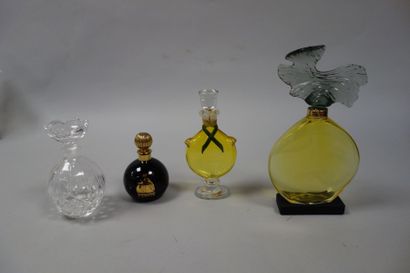 Lot de flacons de parfum factices comprenant...