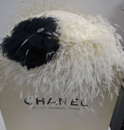 CHANEL
Chapeau en cuir blanc orné de plumes.

Dans...