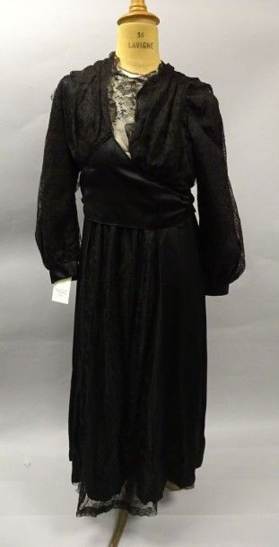 Robe à manches longues à poignets resserrés...