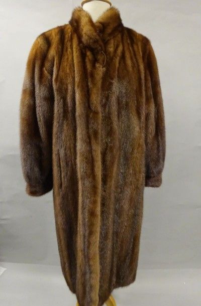 Guy LAROCHE
Manteau long de vison brun. 

Taille...