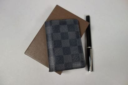 LOUIS VUITTON
Porte cartes en toile damier...