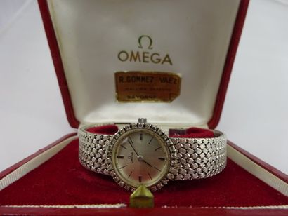 OMEGA
Montre bracelet de dame en or gris...