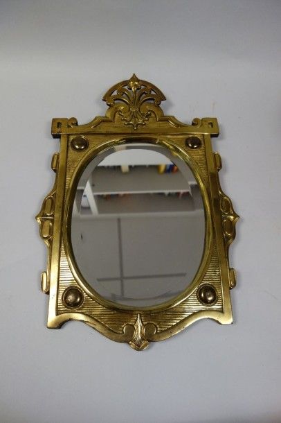 Miroir biseauté dans un encadrement de laiton...