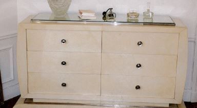 Commode en bois entièrement gainée de parchemin,...