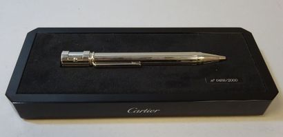 CARTIER
Stylo bille en métal argenté rainuré...