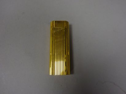 CARTIER
Briquet en métal doré numéroté. Signé....