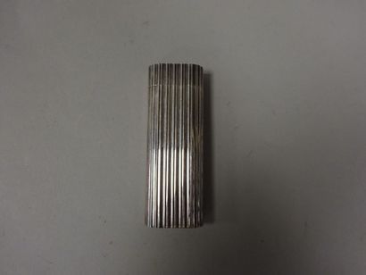 CARTIER
Briquet en métal argenté. Signé....