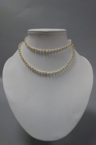 Collier de perles de culture en chute. 

Fermoir...