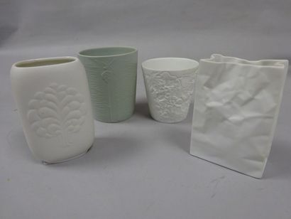 Lot de deux petits vases et de deux petits...
