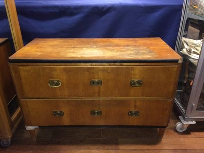 Commode 
En placage de bois blond et bandeau...