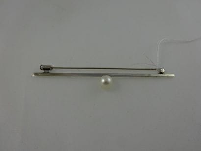 Broche ligne en or gris (750) ornée d'une...