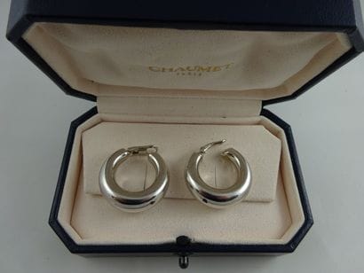 CHAUMET
Paire de créoles en or gris (750)...