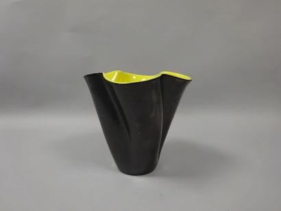 ELCHINGER
Vase de forme mouvementée en céramique...