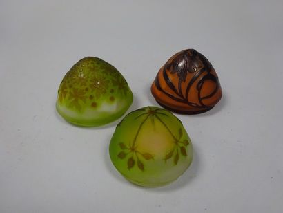 Trois éléments en verre multicouche à décor...