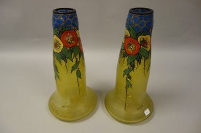 BECKEN
Paire de vases de forme fuselée à...