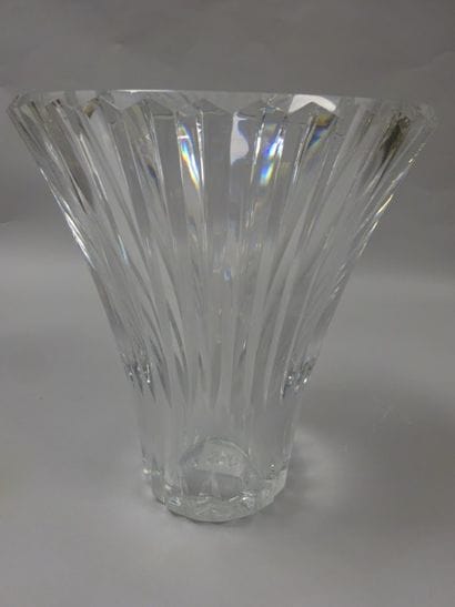 BACCARAT
Vase évasé en cristal rainuré. 

H.:...