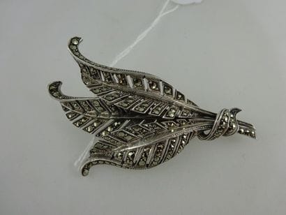 Broche gerbe en argent (925 disp) ornée d'hématites....