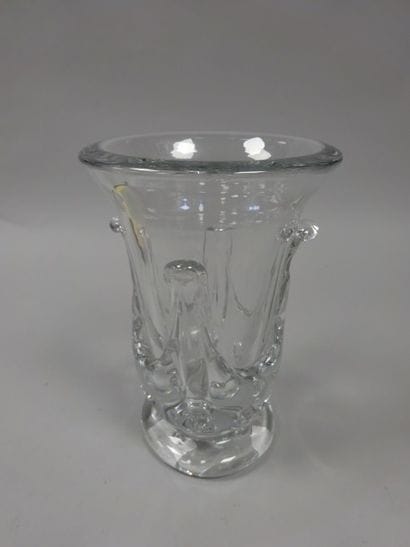 SAINT-LOUIS
Vase en cristal de forme légèrement...
