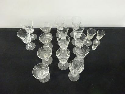 Partie de service de verres en cristal godronné...