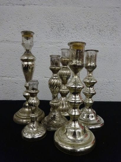 Six flambeaux en verre incolore églomisé...