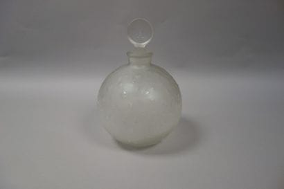 WORTH


Rare flacon en verre soufflé-moulé,...