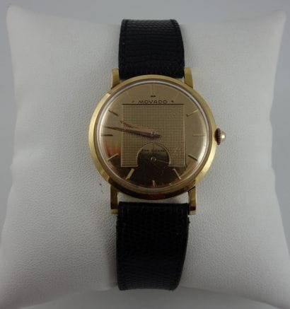 MOVADO
Montre bracelet de dame. 

Boitier...