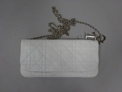 CHRISTIAN DIOR
Petite pochette en cuir blanc...