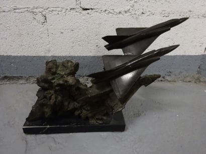 Deux avions de chasse sortant des nuages.

Epreuve...
