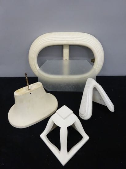 Lot de quatre appliques en plâtre, de formes...