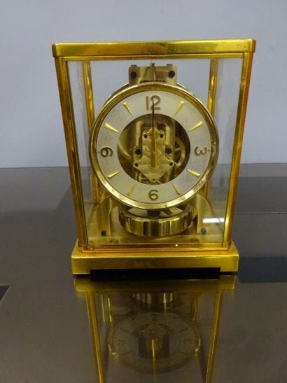 JAEGER LE COULTRE
Pendule modèle Atmos. 

Monture...
