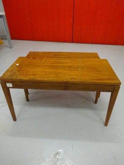 Gordon RUSSELL
Deux tables gigognes en bois...