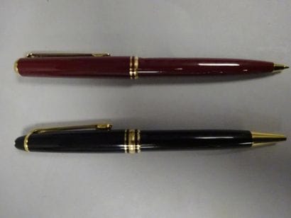 MONTBLANC
- Stylo-bille en résine noire modèle...