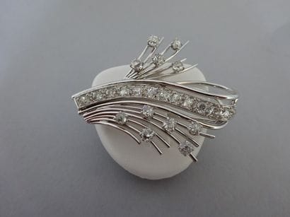 Broche gerbe en or gris (750) ornée de diamants...