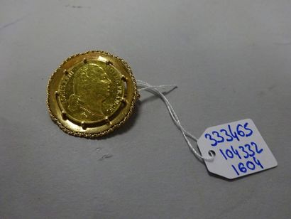 Broche en or jaune (750) ornée d'une pièce...