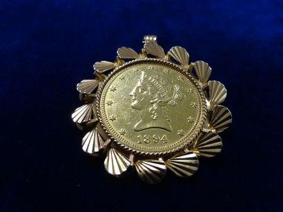 Pendentif monture en or jaune (750) retenant...