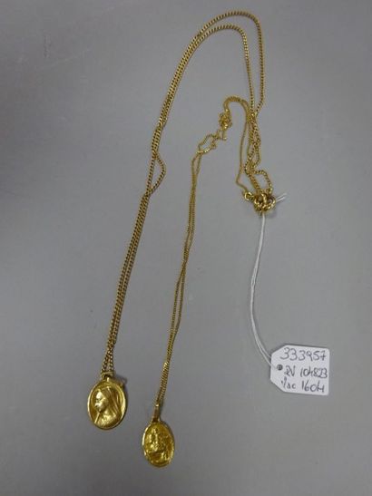Lot de deux chaines de cou en or jaune (750)...