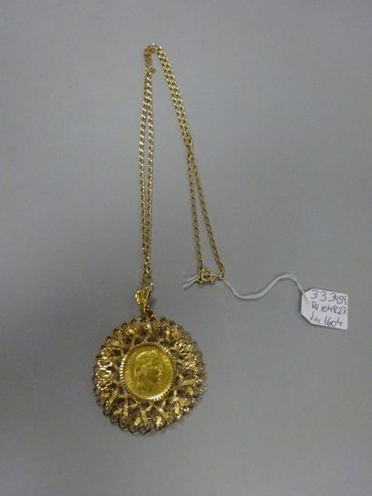 Chaine et médaillon en or jaune (750) serti...